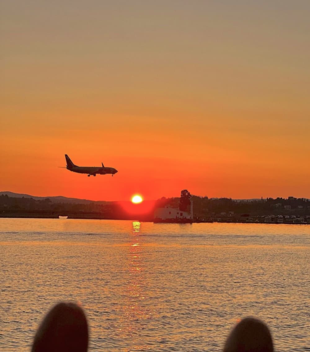 El encanto del atardecer en un barco tradicional de madera