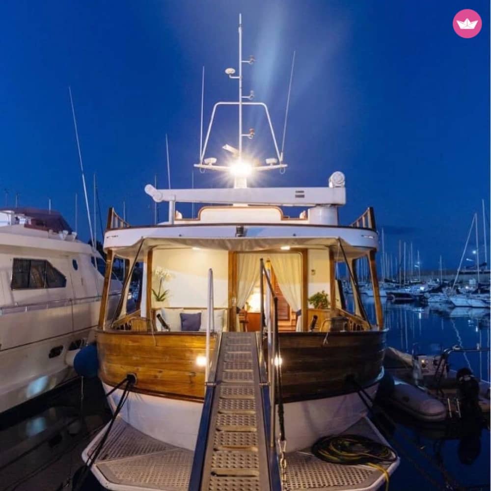 Fira med stil: Privat 8-timmars charter ombord på White Lotus Shuttle