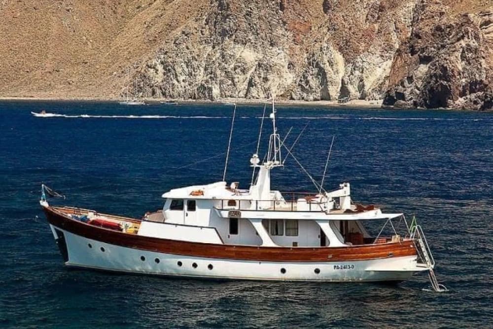 Fira med stil: Privat 8-timmars charter ombord på White Lotus Shuttle