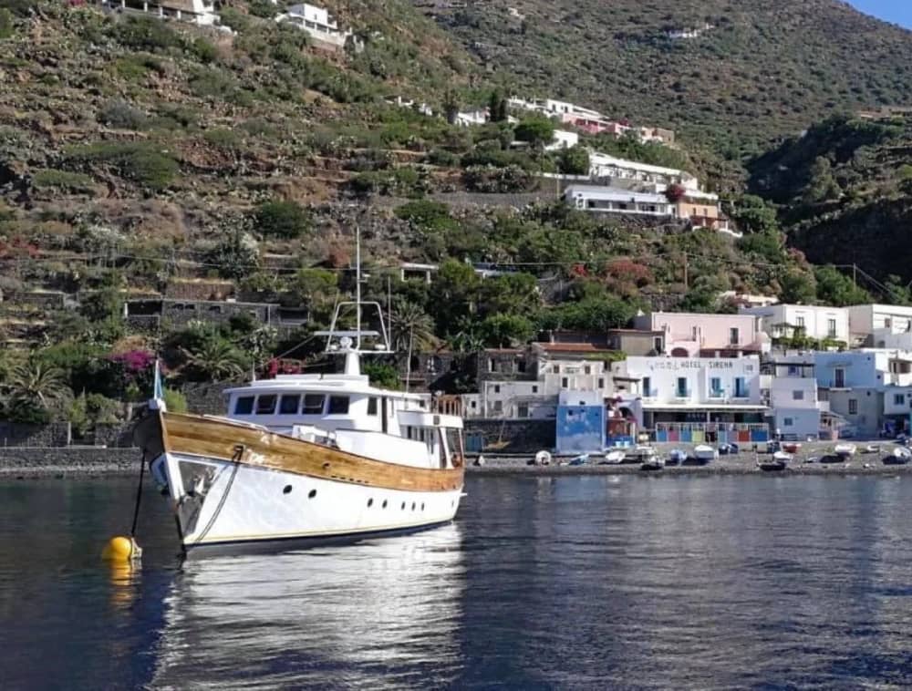 Fira med stil: Privat 8-timmars charter ombord på White Lotus Shuttle