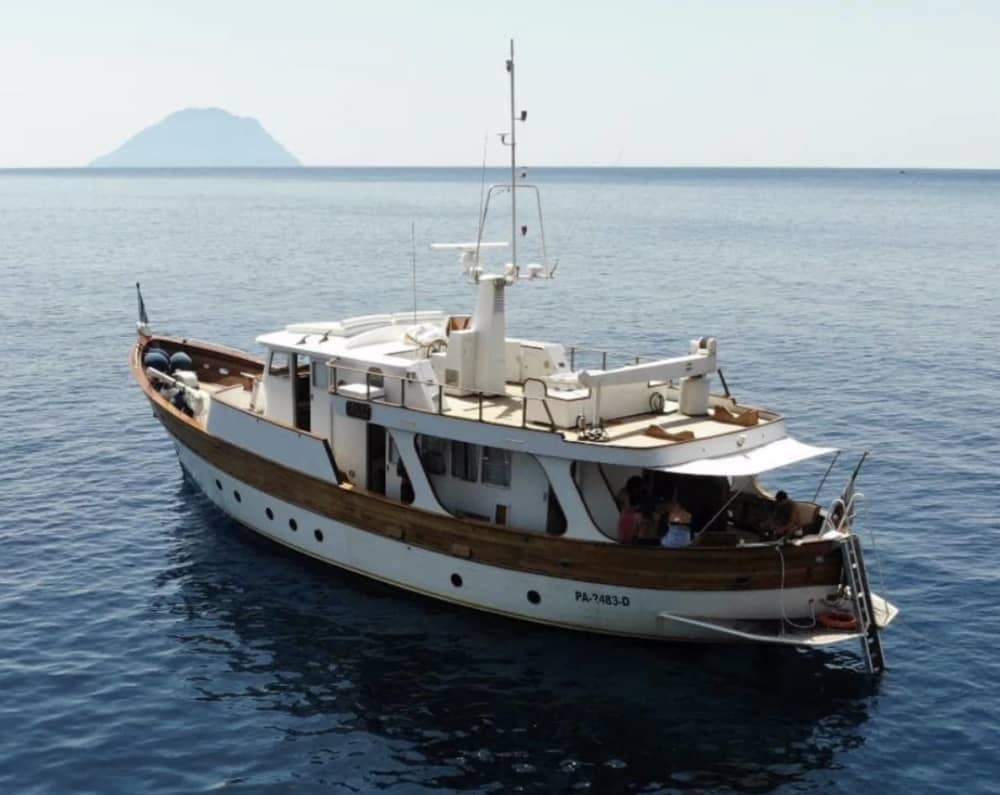 Fira med stil: Privat 8-timmars charter ombord på White Lotus Shuttle