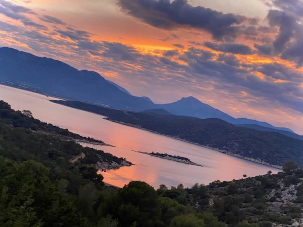 Croisière d'une demi-journée au coucher du soleil à Hydra – Champagne et vues côtières