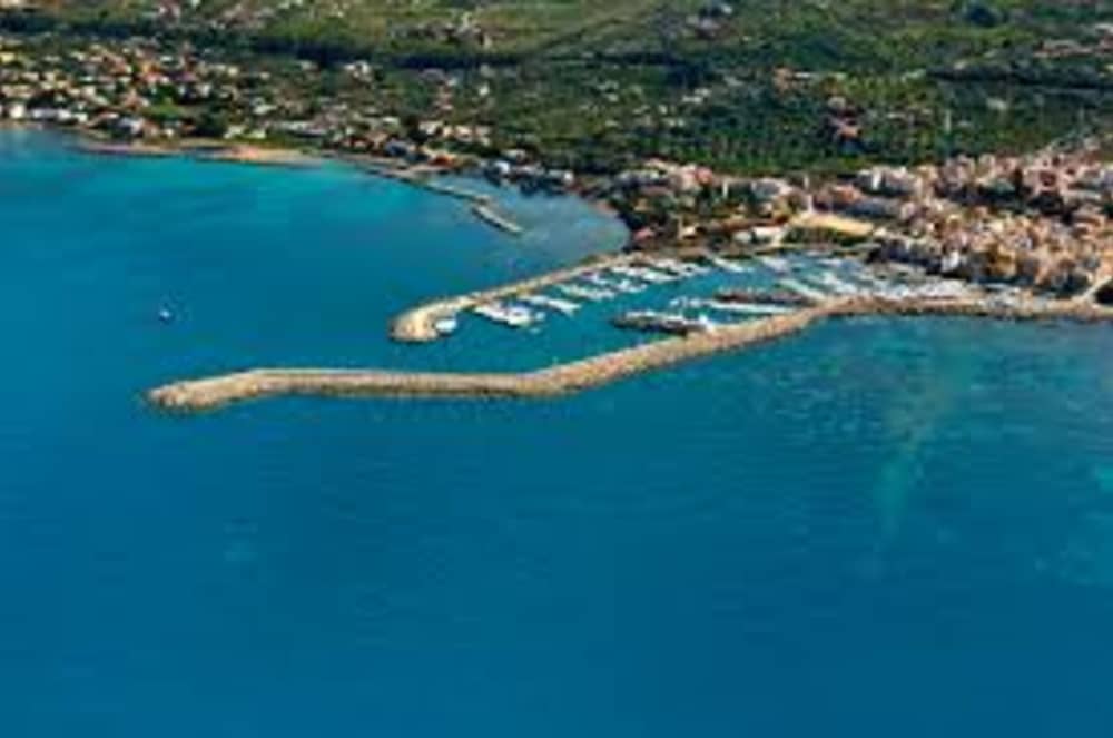 Blue Adventures between Towers and Wrecks