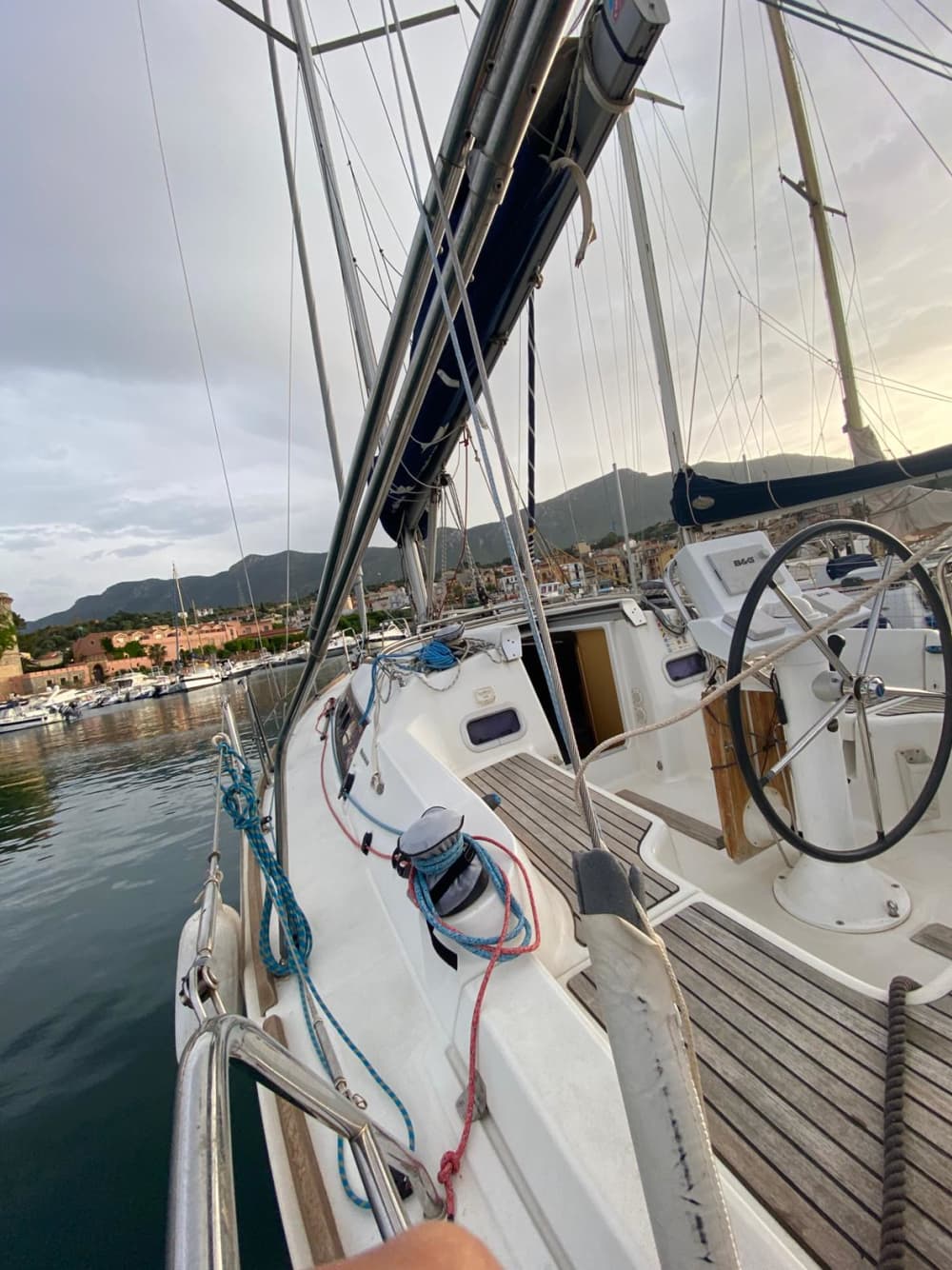 Blue Adventures between Towers and Wrecks