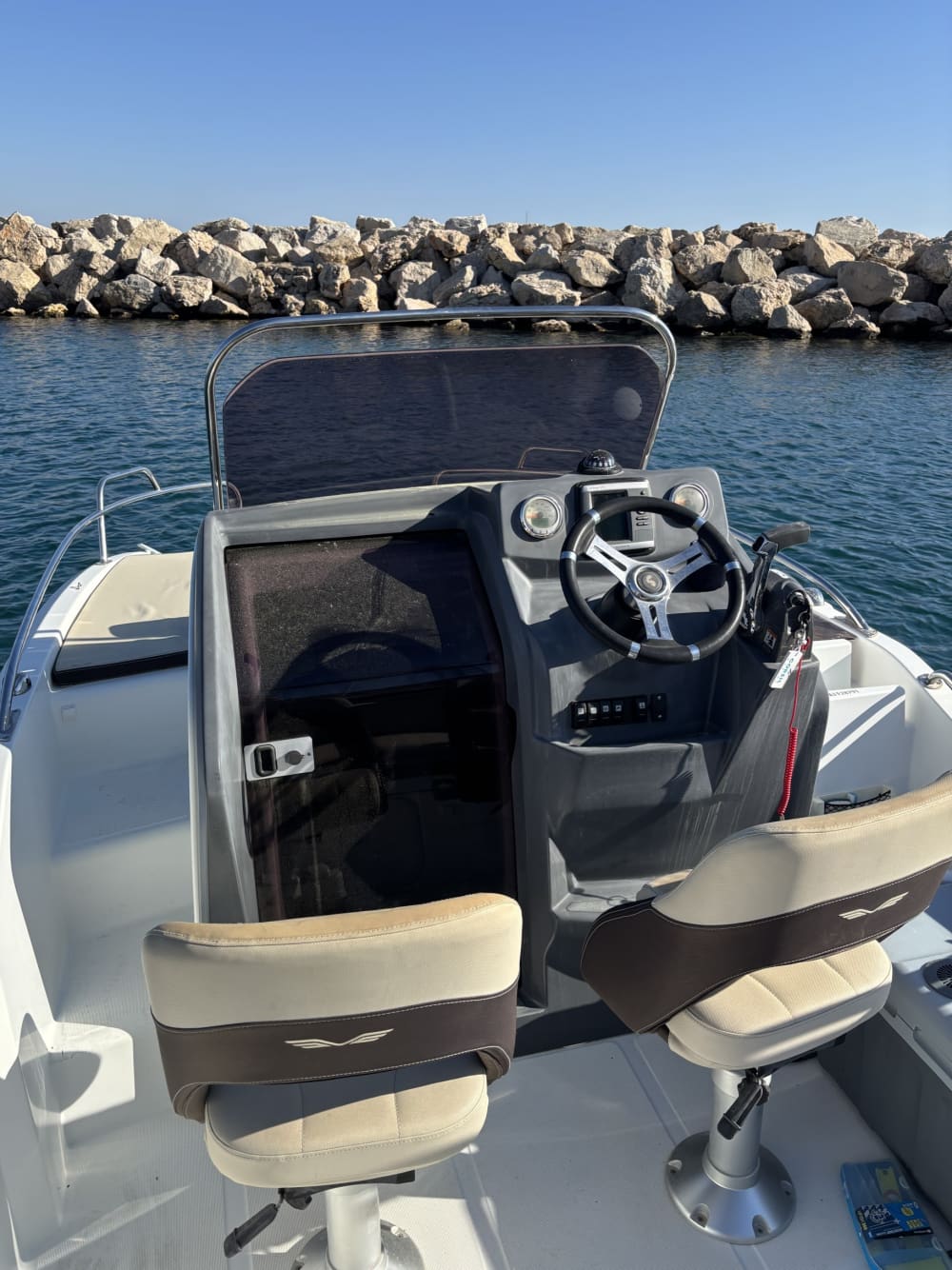 Take a half-day to relax on a motorboat in Marseille