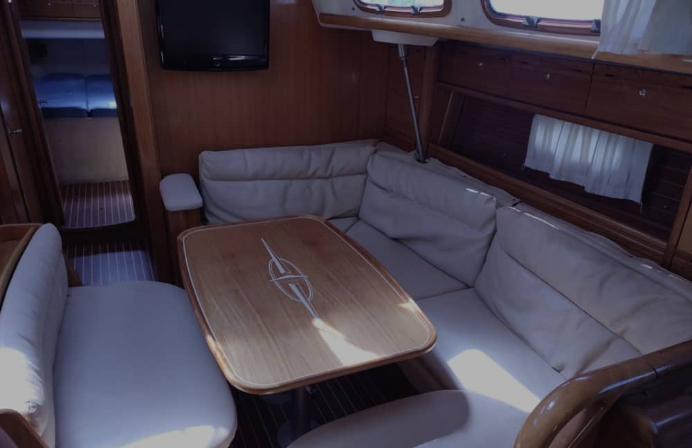 Profitez d'une journée complète de navigation à voile au Grau-du-Roi.