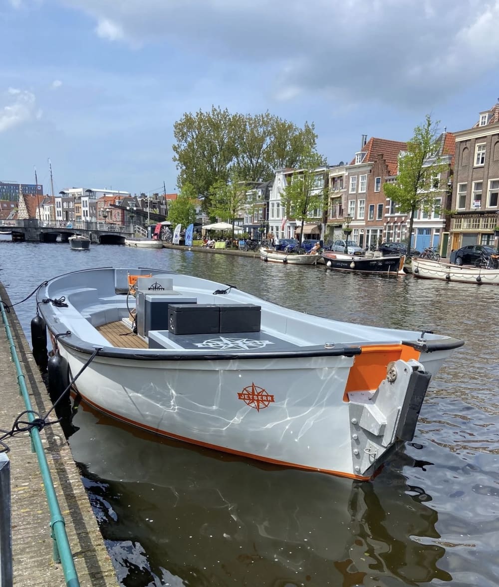 Inizia la tua vacanza con 4 ore di divertimento su un motoscafo.