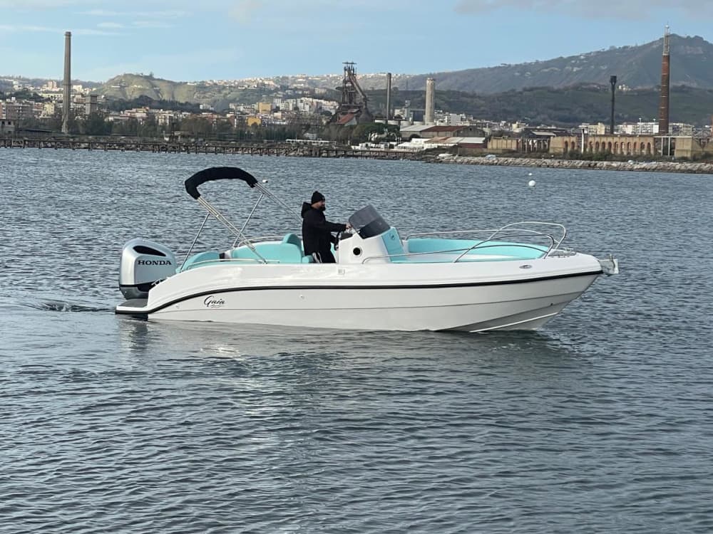 Tägliche Bootstour nach Ischia an Bord der „Viennetta“ – Eine raffinierte Reise durch Thermalwasser und versteckte Buchten