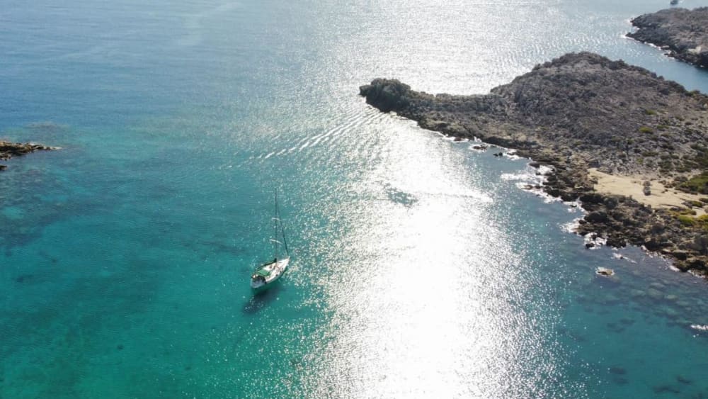 Rodos'u bir yelkenli tekneyle tam gün boyunca keşfedin.