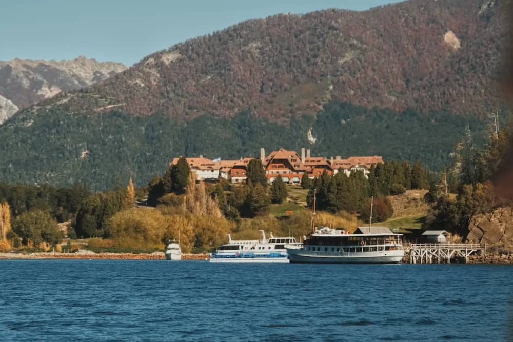 Serenidad Esmeralda: Navegando hacia la Bahía de Tacul