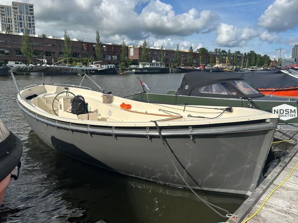 Seafury 730 sloop with an experienced skipper through the canals of Amsterdam.
