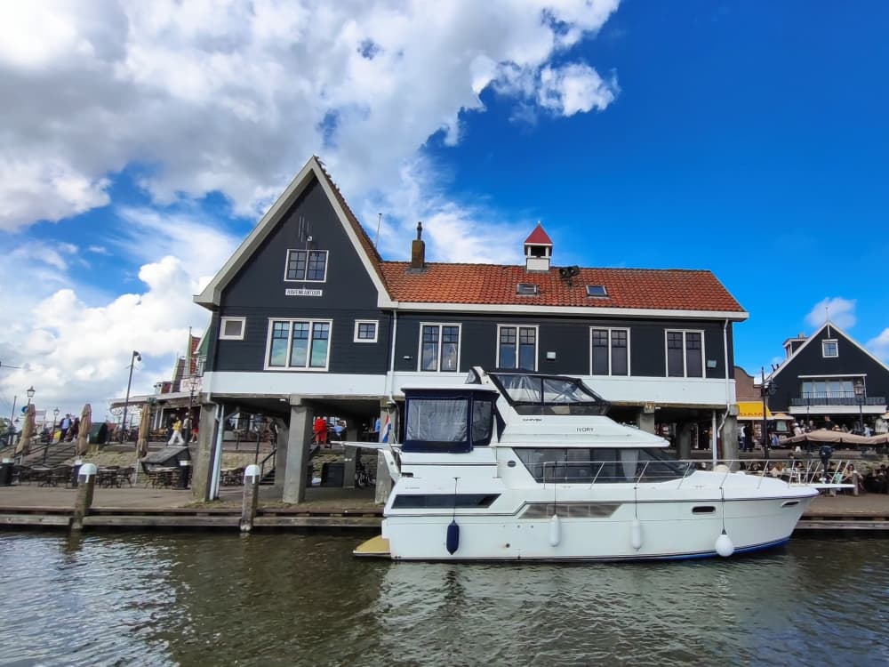 Descubre las costas de Zaandam: una excursión de un día completo a bordo de una lancha motora.