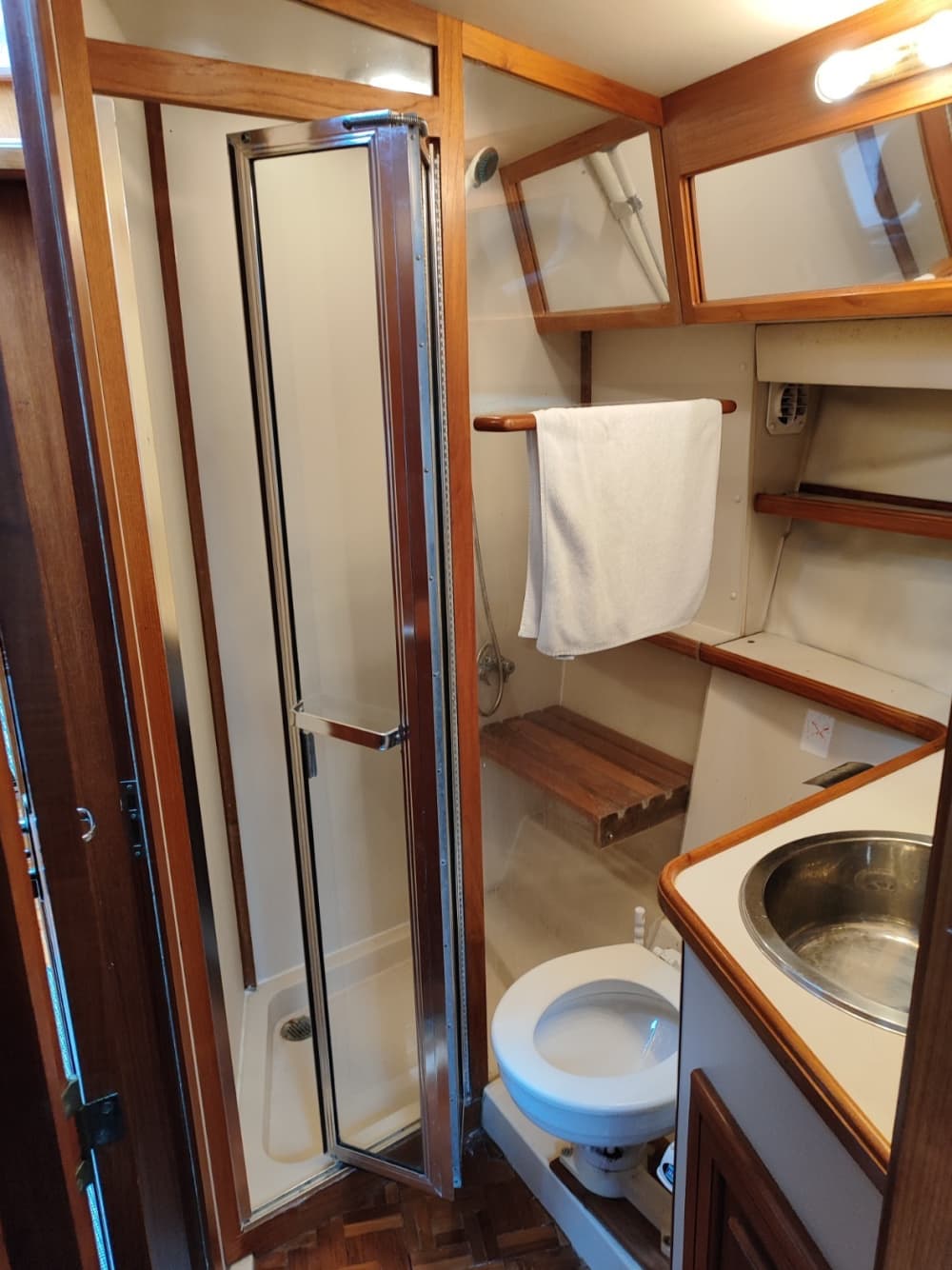 Descubre las costas de Zaandam: una excursión de un día completo a bordo de una lancha motora.