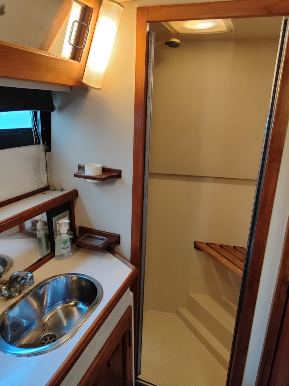 Descubre las costas de Zaandam: una excursión de un día completo a bordo de una lancha motora.