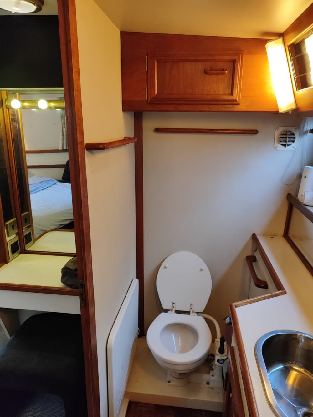 Descubre las costas de Zaandam: una excursión de un día completo a bordo de una lancha motora.