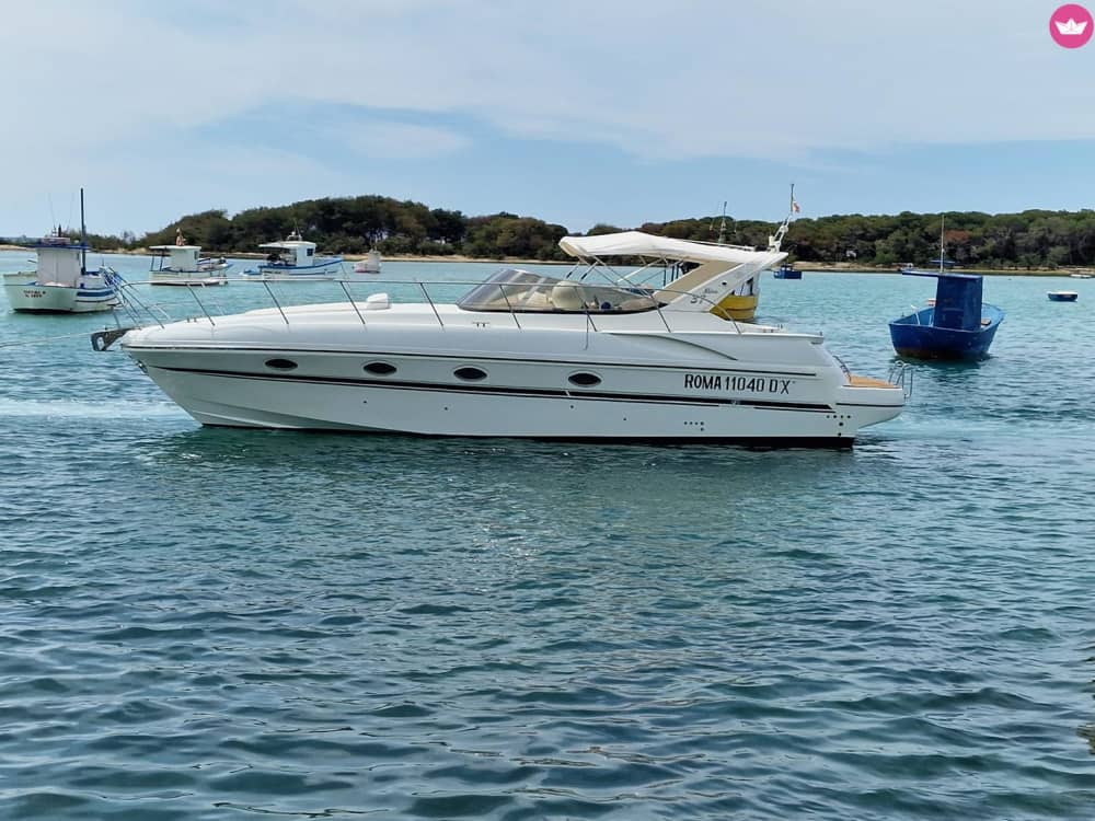 Día en lancha motora Porto Cesareo: sol, mar y sabores de Salento