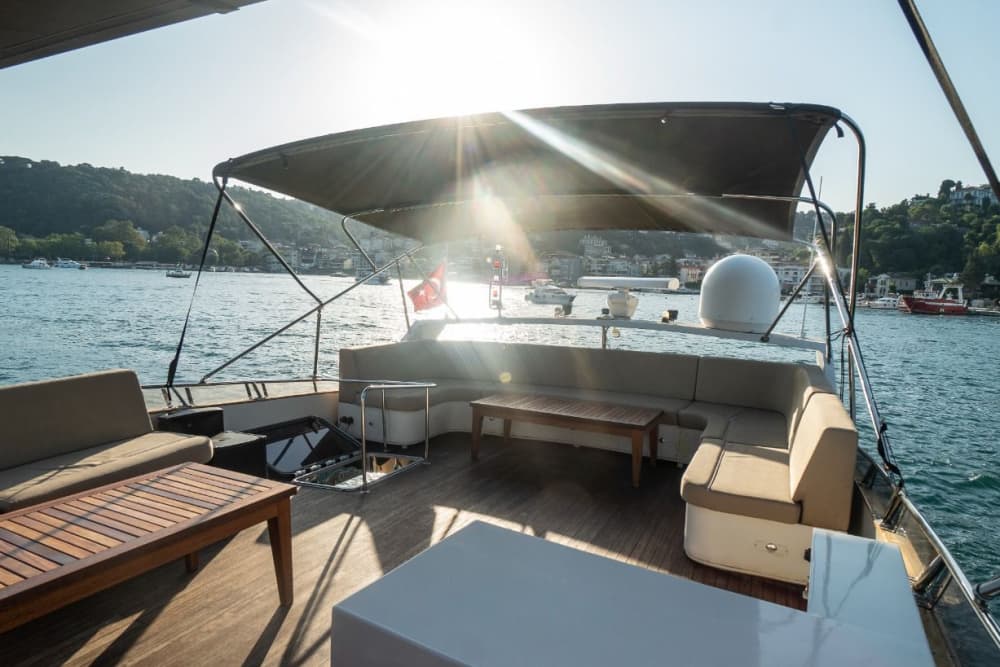 Bosporus-Party-Kreuzfahrt: Schaffen Sie Erinnerungen auf dem Wasser!