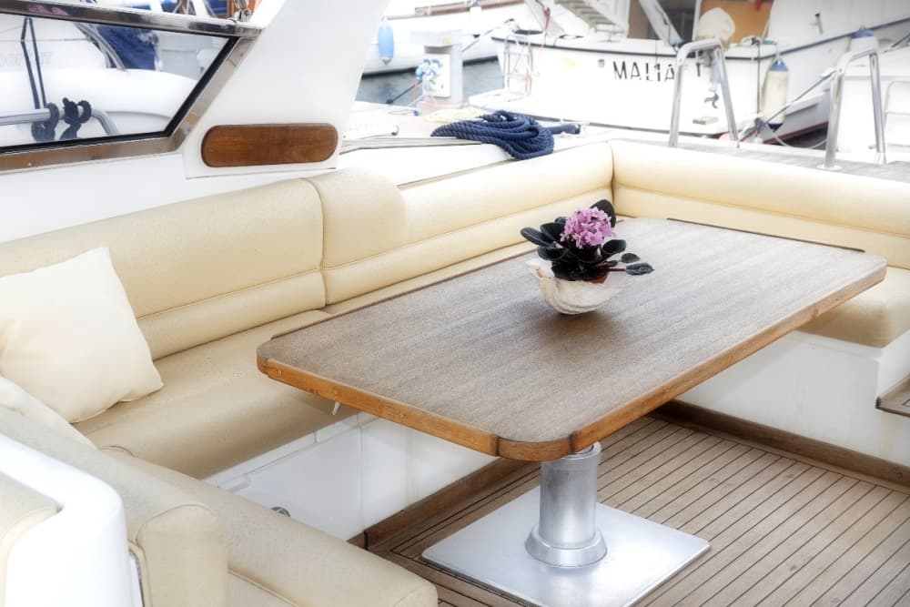 Een dagje rond Porto Corallo: geniet van 7 uur ontdekkingstocht op een motorboot.