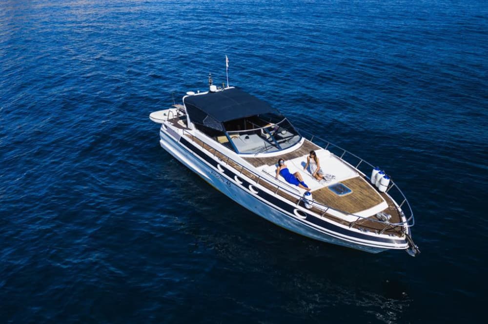 Un día alrededor de Porto Corallo: Disfrute de 7 horas de descubrimiento en una lancha motora.