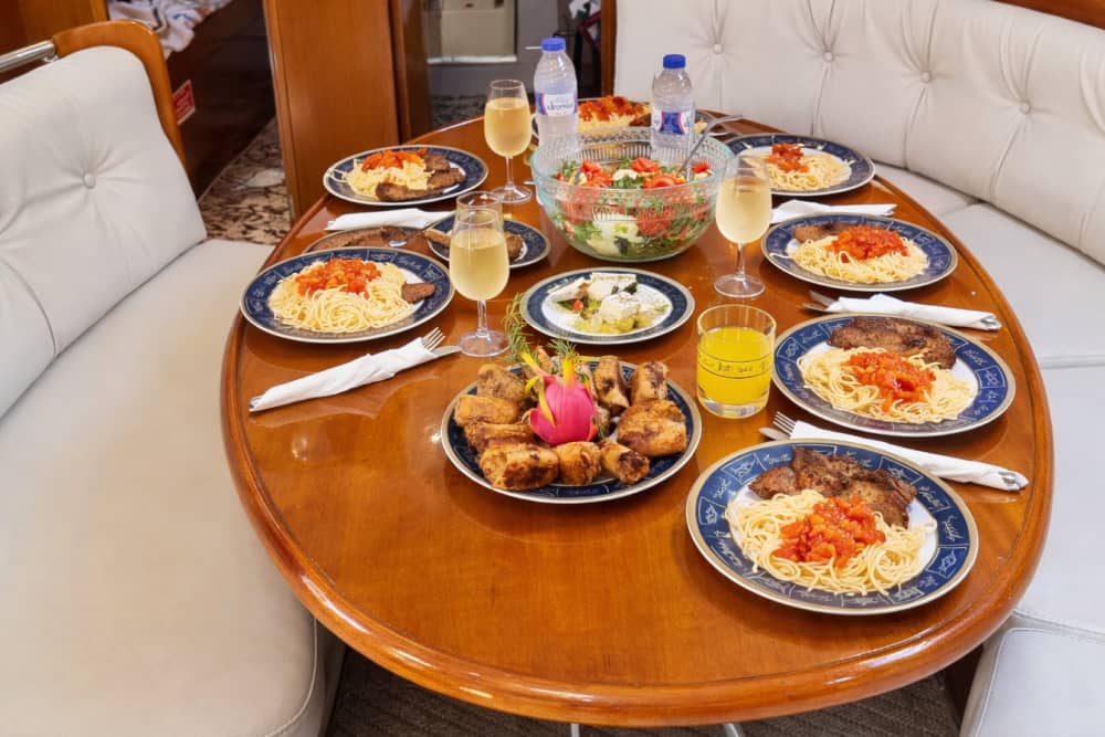 Роскошный частный круиз на яхте на весь день по Родосу – изысканный обед и ужин, коктейли и шампанское.