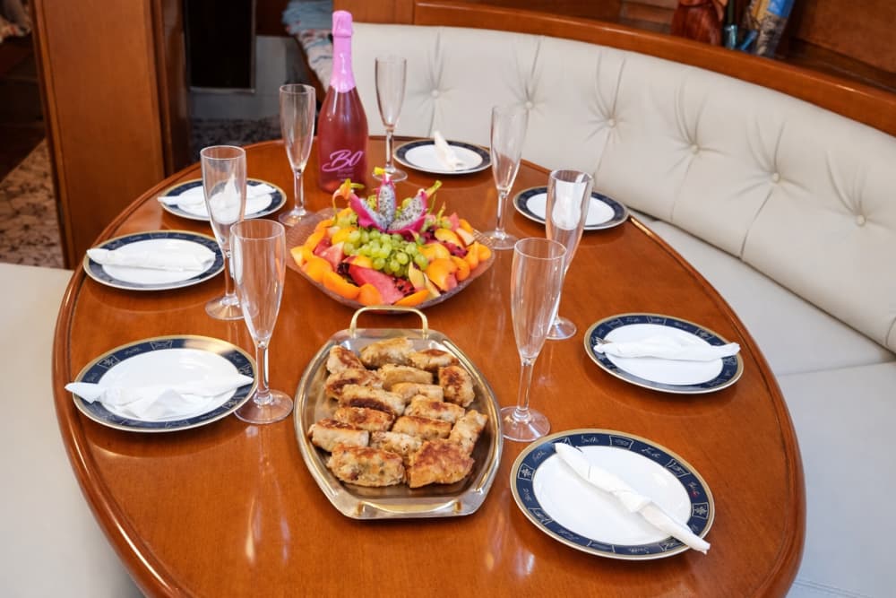 Роскошная частная парусная яхта – путешествие к потрясающим островам с изысканным средиземноморско-азиатским обедом, шампанским, коктейлями и винами премиум-класса.