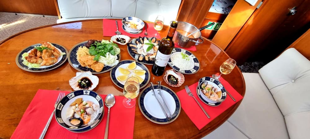 Luxuriöses privates Sonnenuntergangsdinner auf Rhodos – Mediterraner/Asiatischer Meeresfrüchte-Hotpot