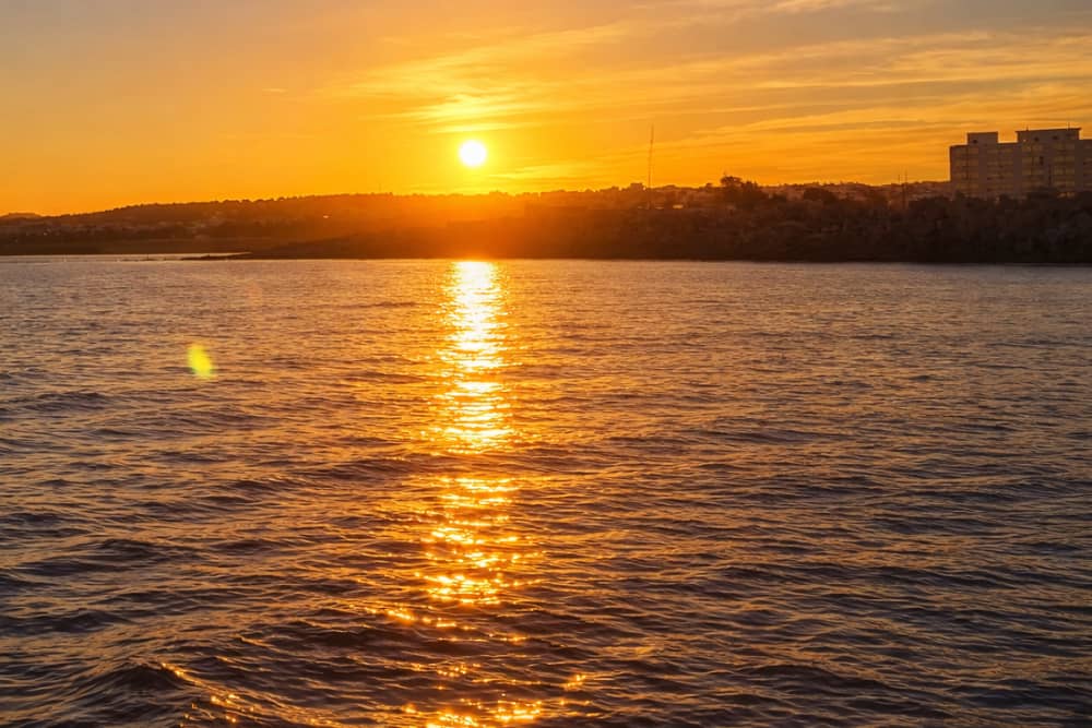 Romans na Rodos
Prywatny luksusowy rejs o zachodzie słońca z wykwintną kuchnią wietnamską, winem premium C.A.I.R., szampanem i bezpłatnym koktajlem firmowym