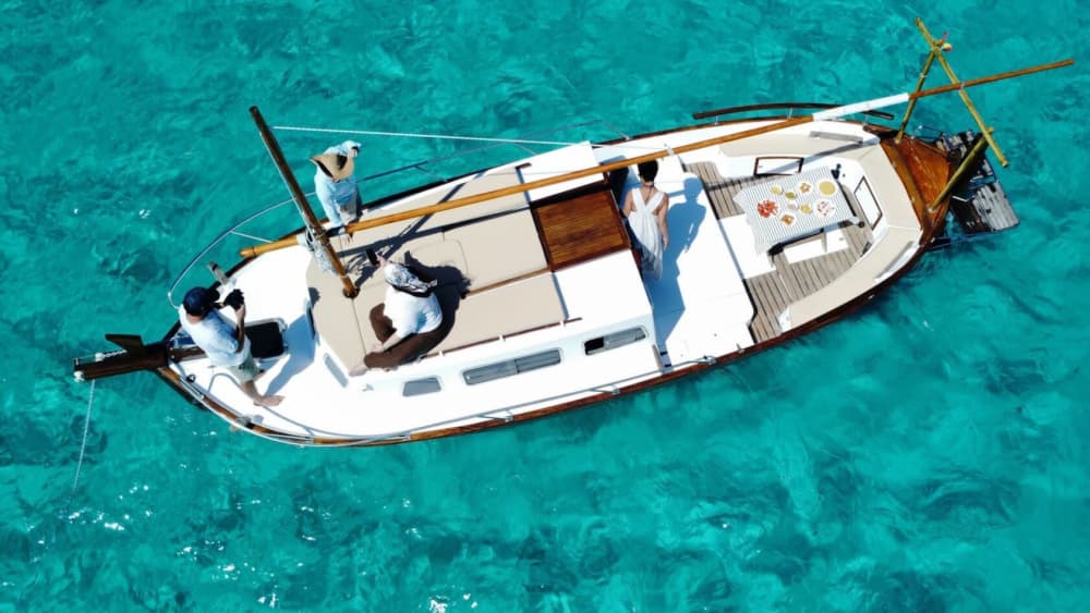 Crociera autentica di 4 ore nel Mediterraneo a bordo di una Capeador 43