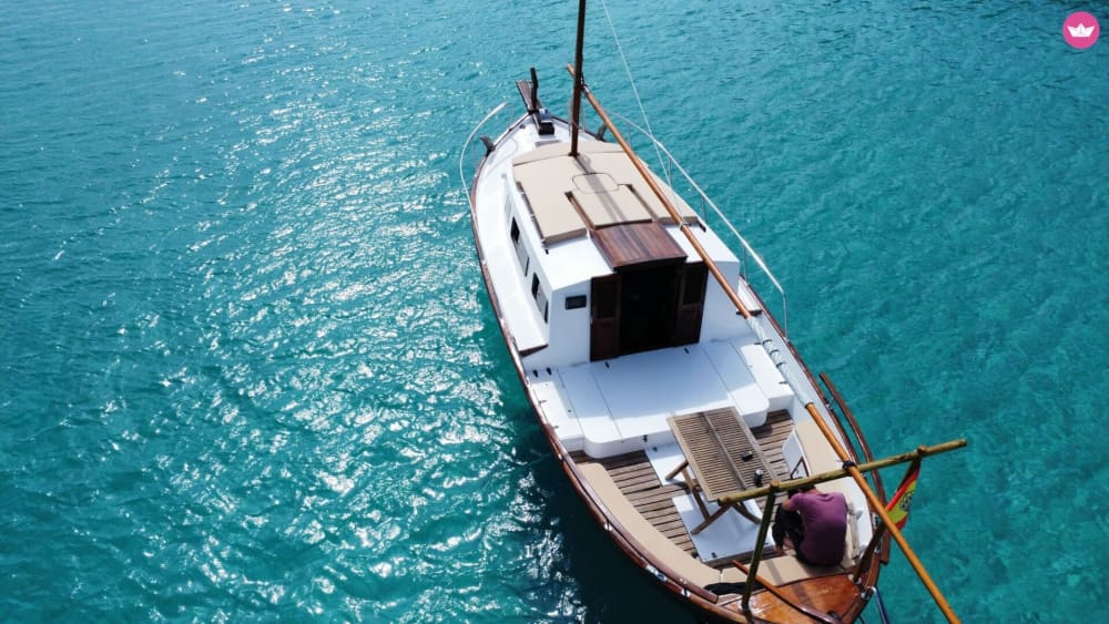 Crociera autentica di 4 ore nel Mediterraneo a bordo di una Capeador 43