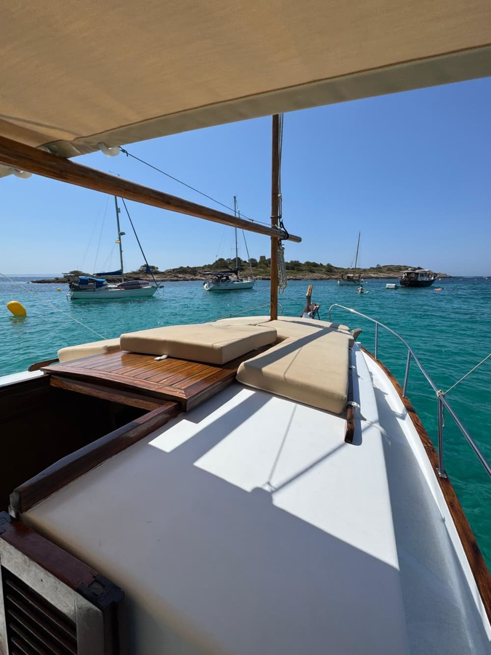 Crociera autentica di 4 ore nel Mediterraneo a bordo di una Capeador 43