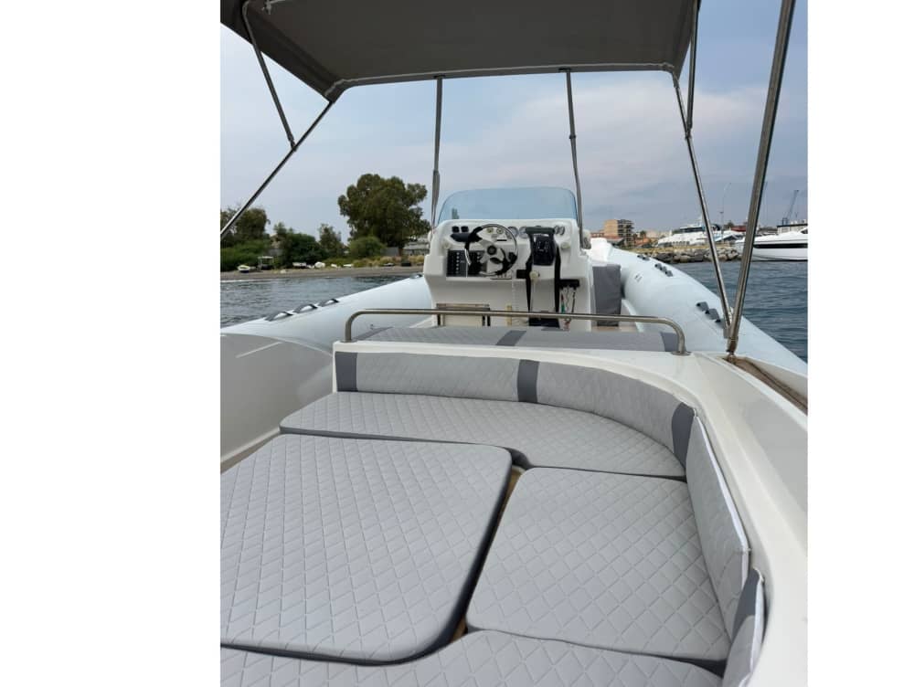 Découvrez les rivages de Milazzo : une excursion d'une journée complète à bord d'un bateau à moteur