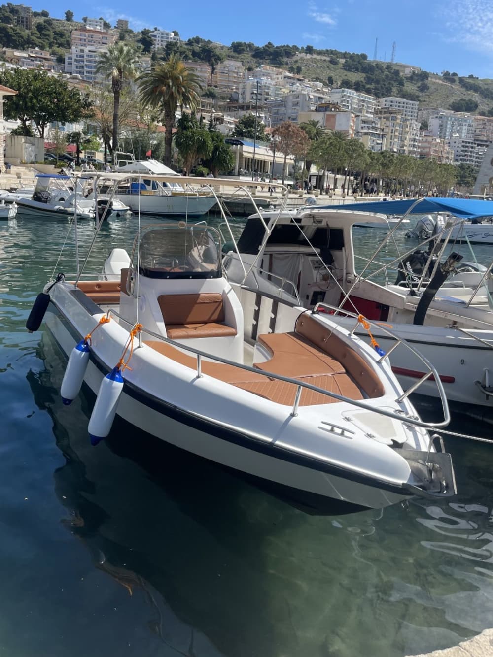 Sur de Albania por mar: tour privado de día completo en barco con paradas para nadar
