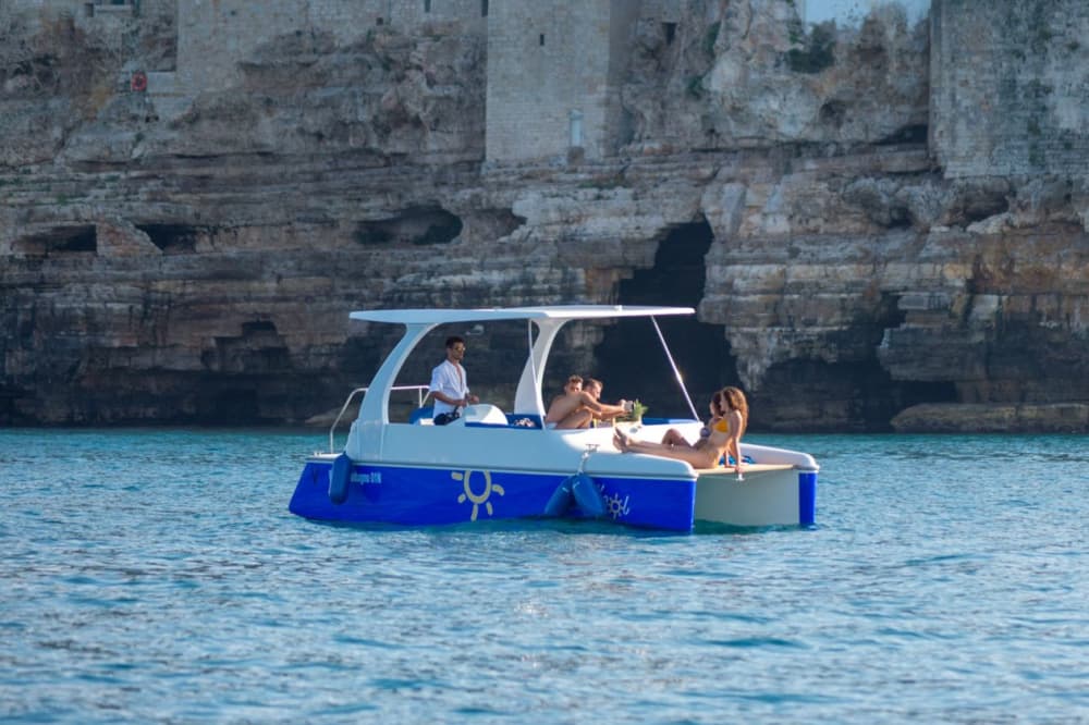 Immersione costiera definitiva: Polignano a Mare in catamarano eco-elettrico