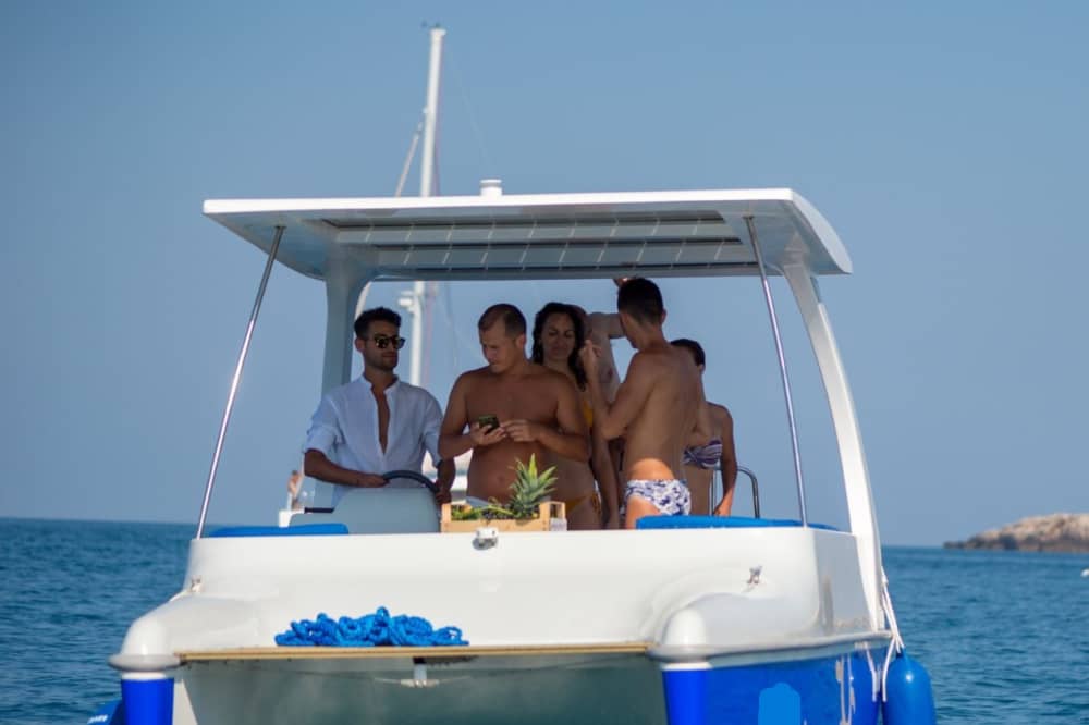 Silent Serenity: Tour in catamarano eco-elettrico lungo la costa di Polignano