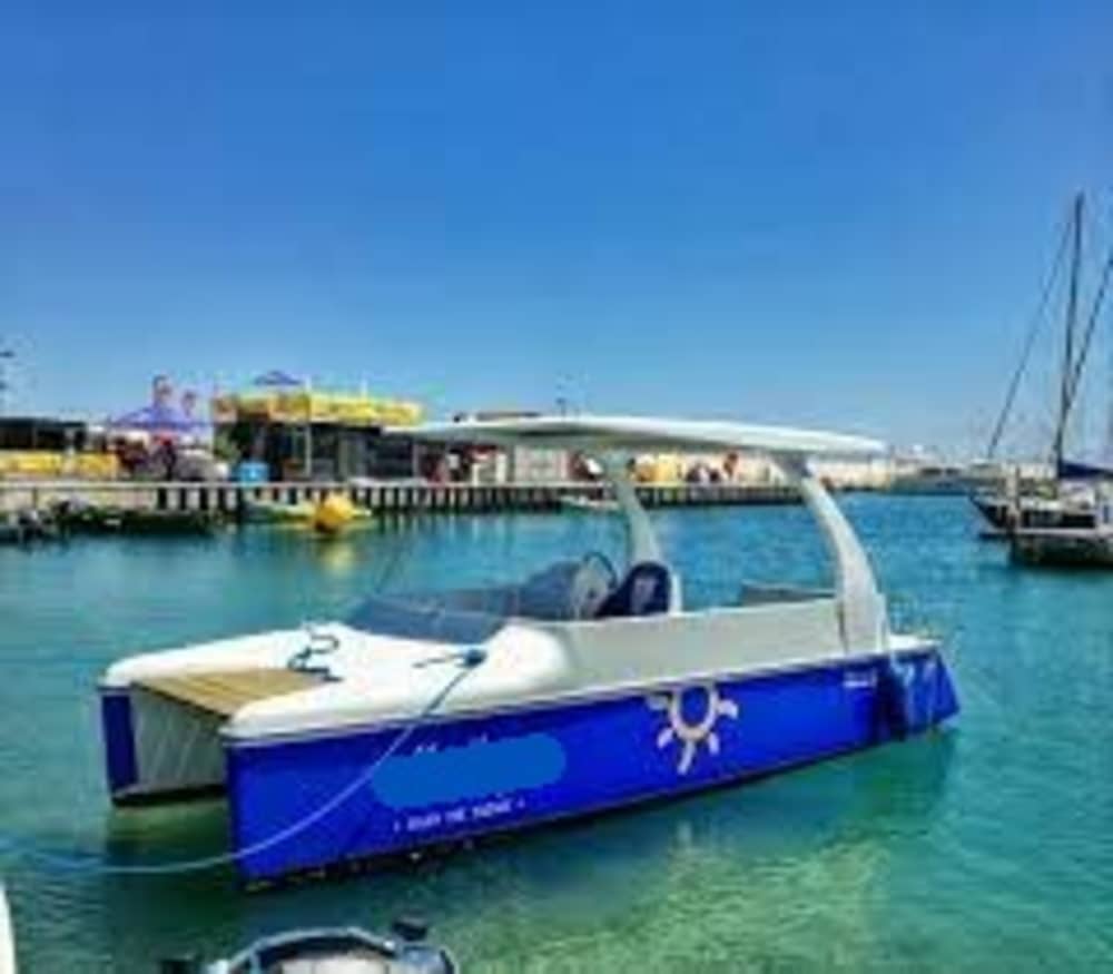 Le meraviglie silenziose di Polignano: tour eco-elettrico della grotta e della caletta