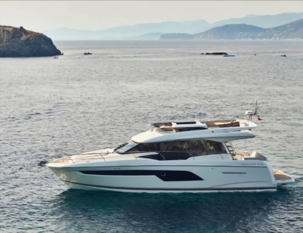 Создайте свою собственную морскую историю: целый день волшебства на борту яхты Prestige 520 Fly F-line.