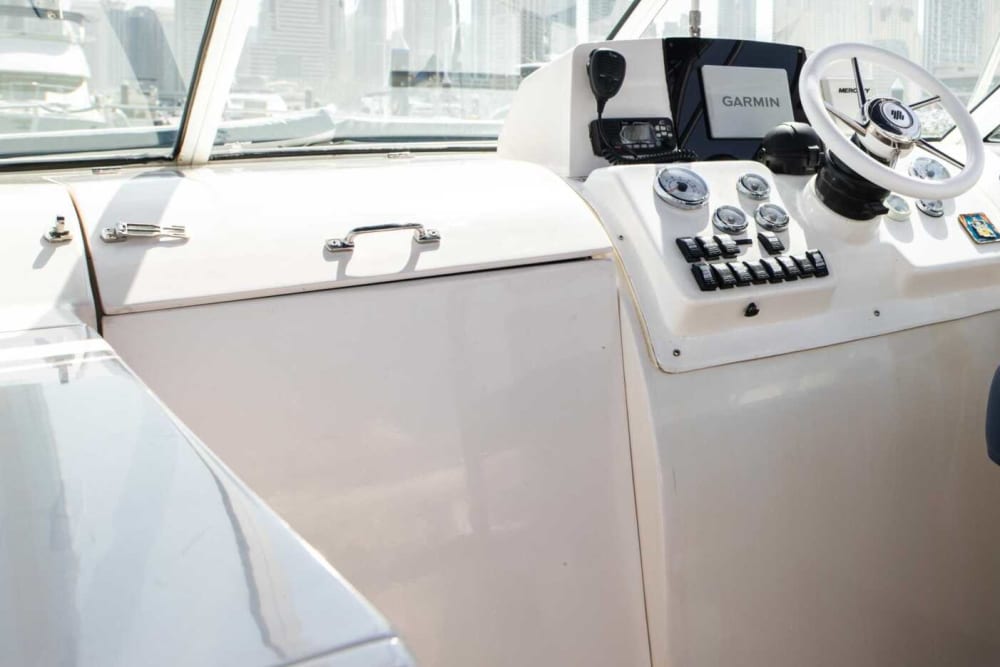 Full-day motorboat rental in Dubai