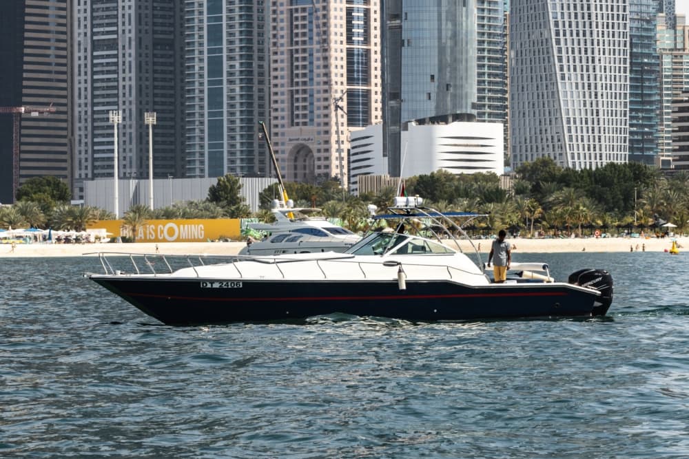 Full-day motorboat rental in Dubai