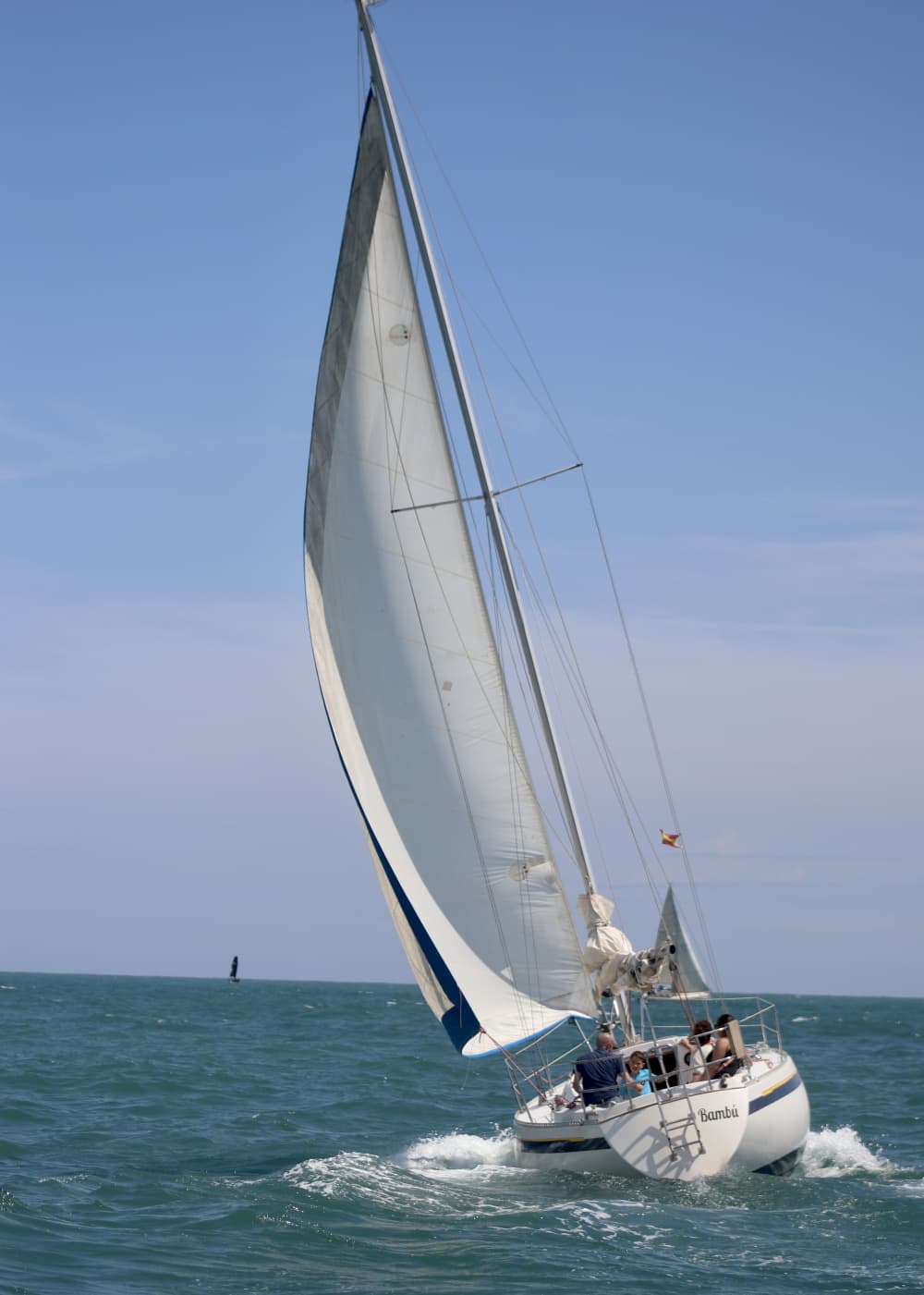 Coucher de soleil sur les vagues – Une escapade nocturne en bord de mer