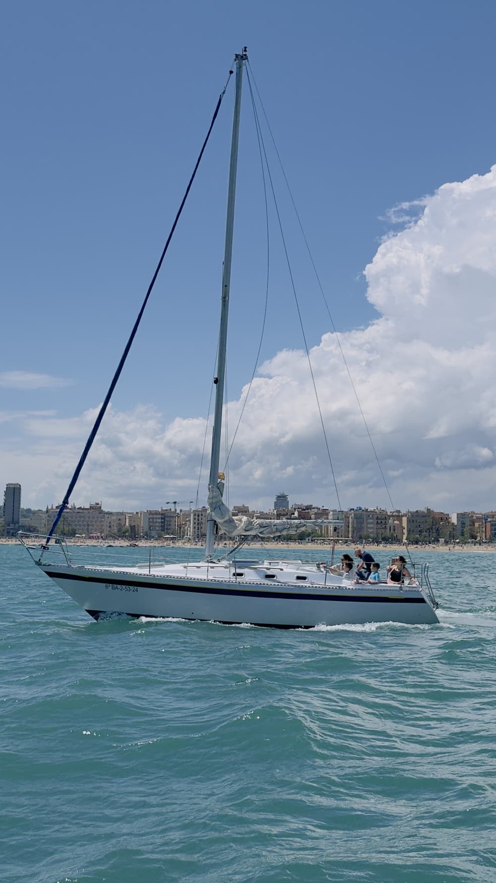 Coucher de soleil sur les vagues – Une escapade nocturne en bord de mer