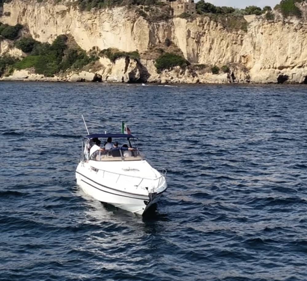 Capri em barco particular: sua escapada exclusiva para uma ilha