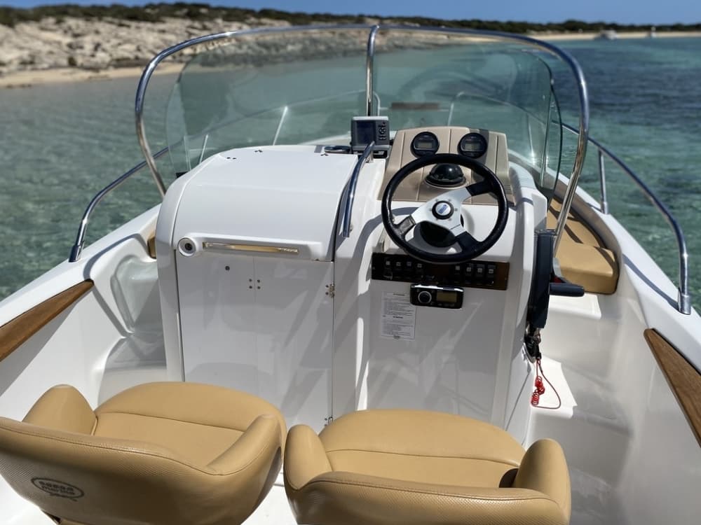 Esplora L'Estartit in barca: una giornata intera sull'acqua a bordo di un motoscafo.
