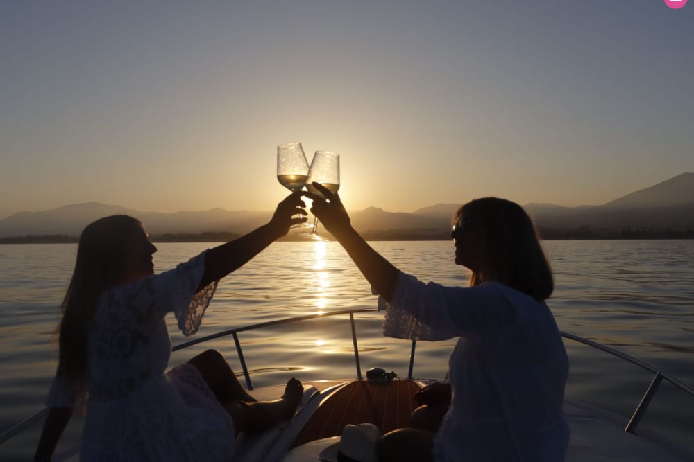 Paseo en barco de 3 horas desde Puerto Banús con parada para baño y rela