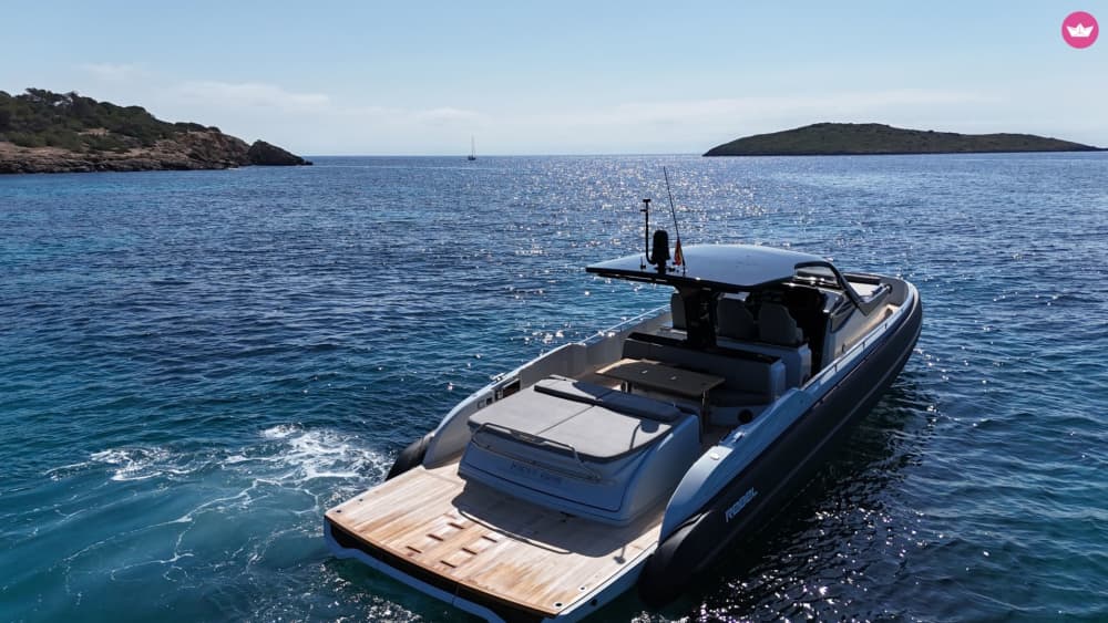 Beach Clubs, Hidden Coves & Crystal Waters