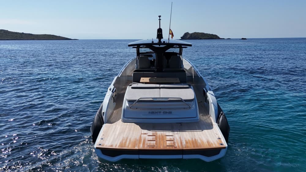 Beach Clubs, Hidden Coves & Crystal Waters