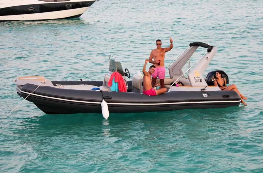 Votre journée à Vir : Louez un bateau à moteur pour une journée complète de découverte