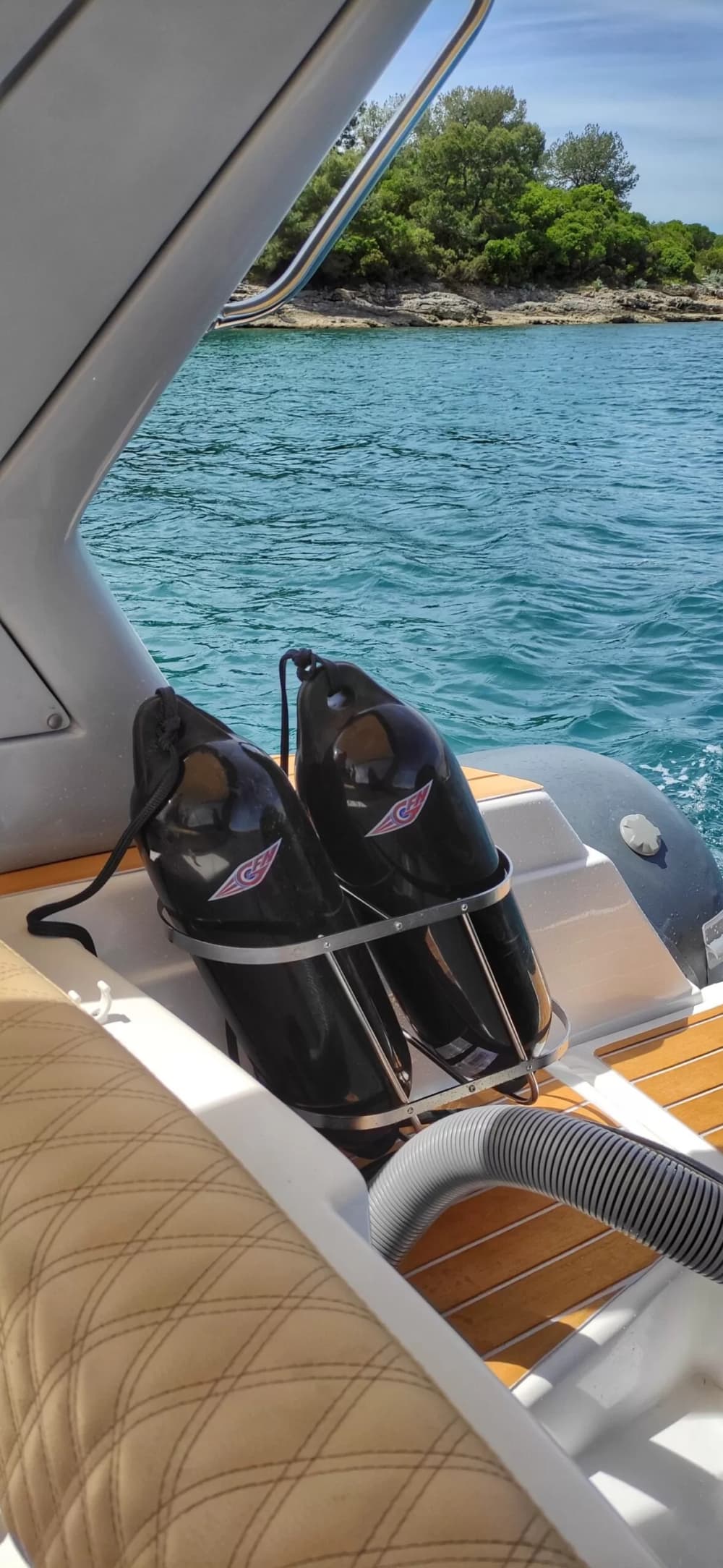 Votre journée à Vir : Louez un bateau à moteur pour une journée complète de découverte