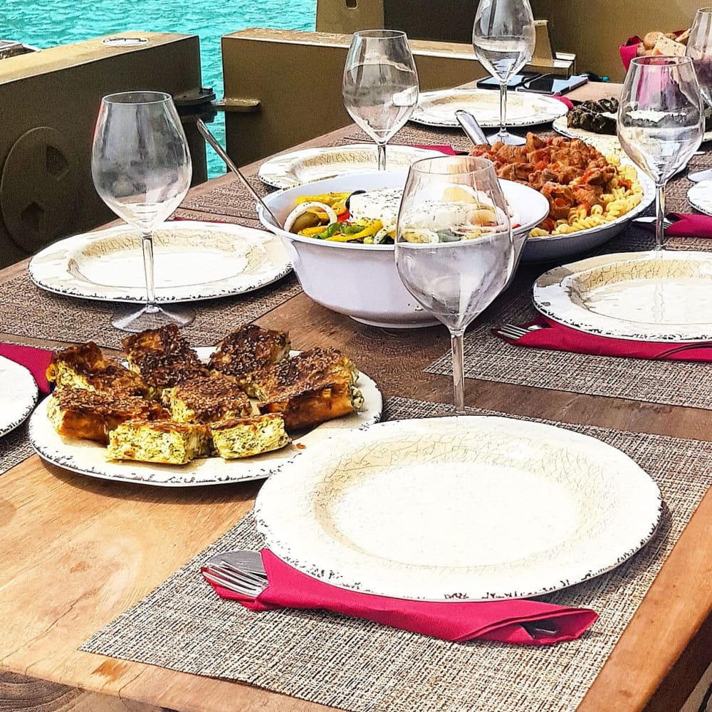 Île de Thodorou et plage de Macherida avec Lady Roula
| Croisière de 7 heures en yacht de luxe au départ de La Canée