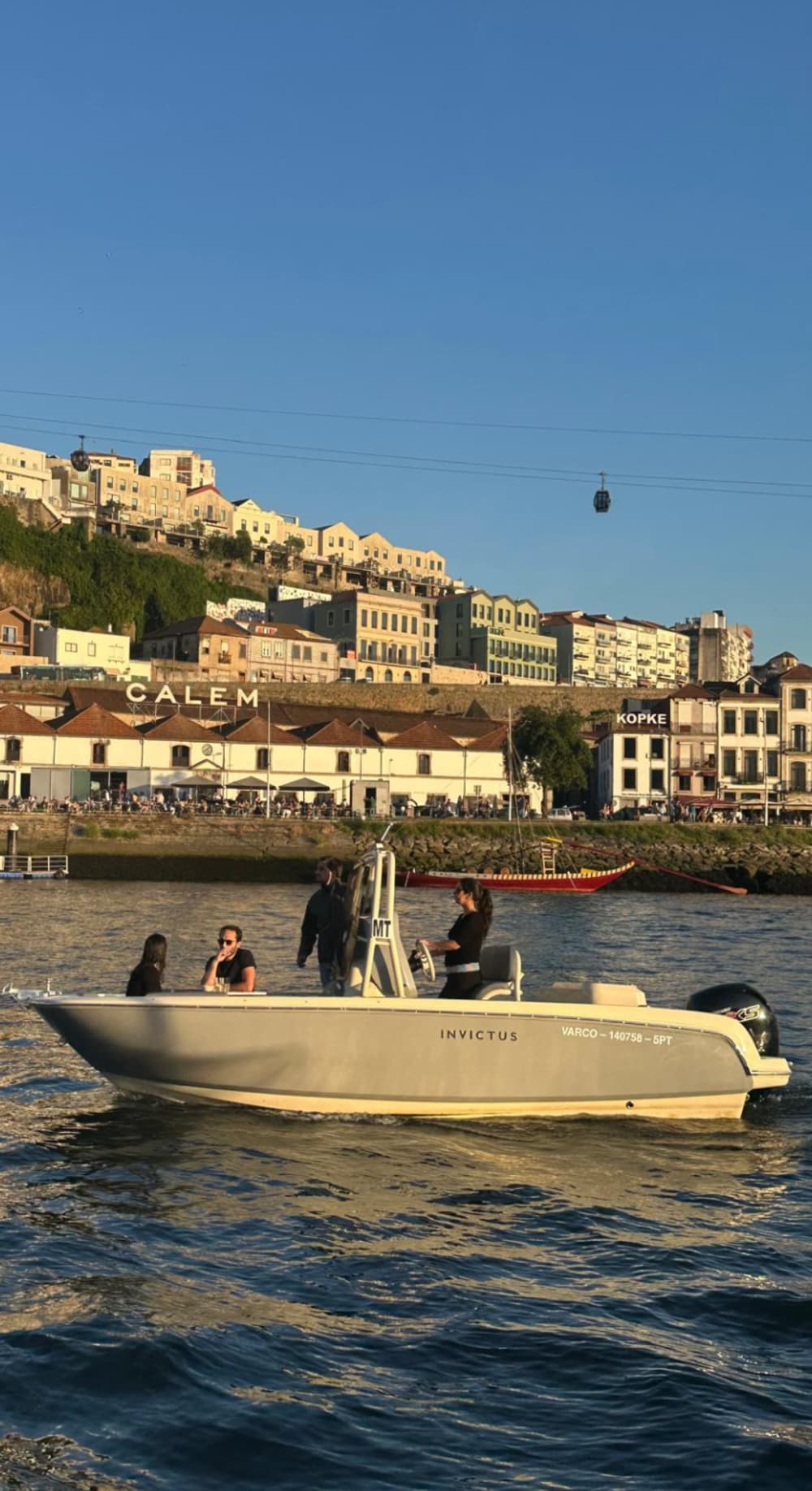 Croisière au coucher du soleil à Porto avec dégustation de vin de Porto et délicieuses collations - Visite privée avec un guide à bord - 1 heure et 40 minutes.