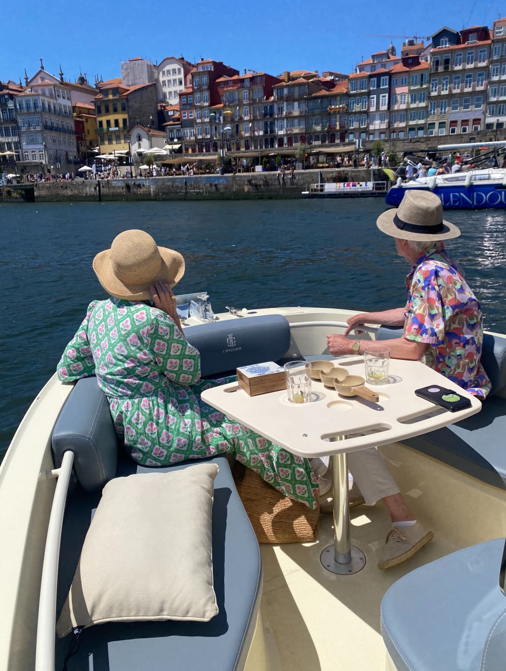 Croisière sur le Douro avec dégustation de vin de Porto et délicieuses collations – Visite privée avec guide à bord – 1 heure et 30 minutes.